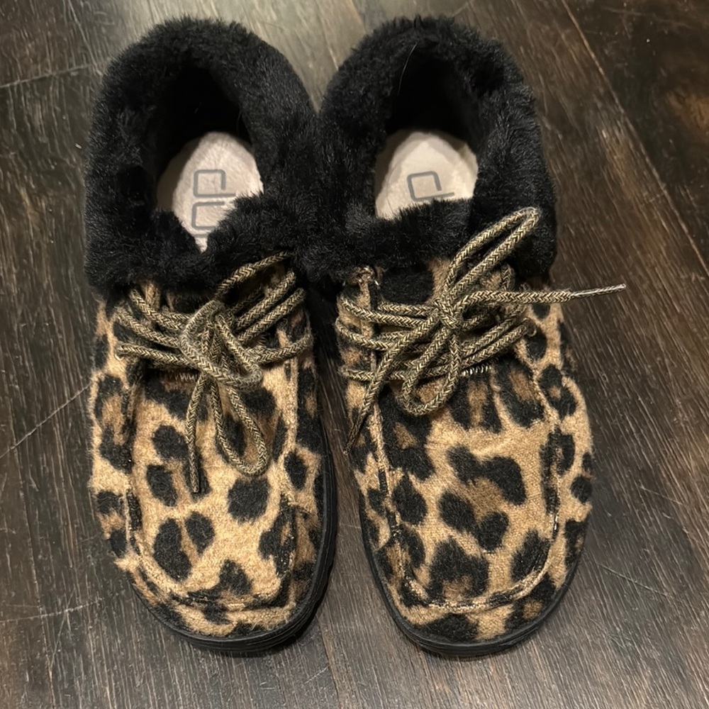 Hey Dude woman size 7 cheetah print with faux fur